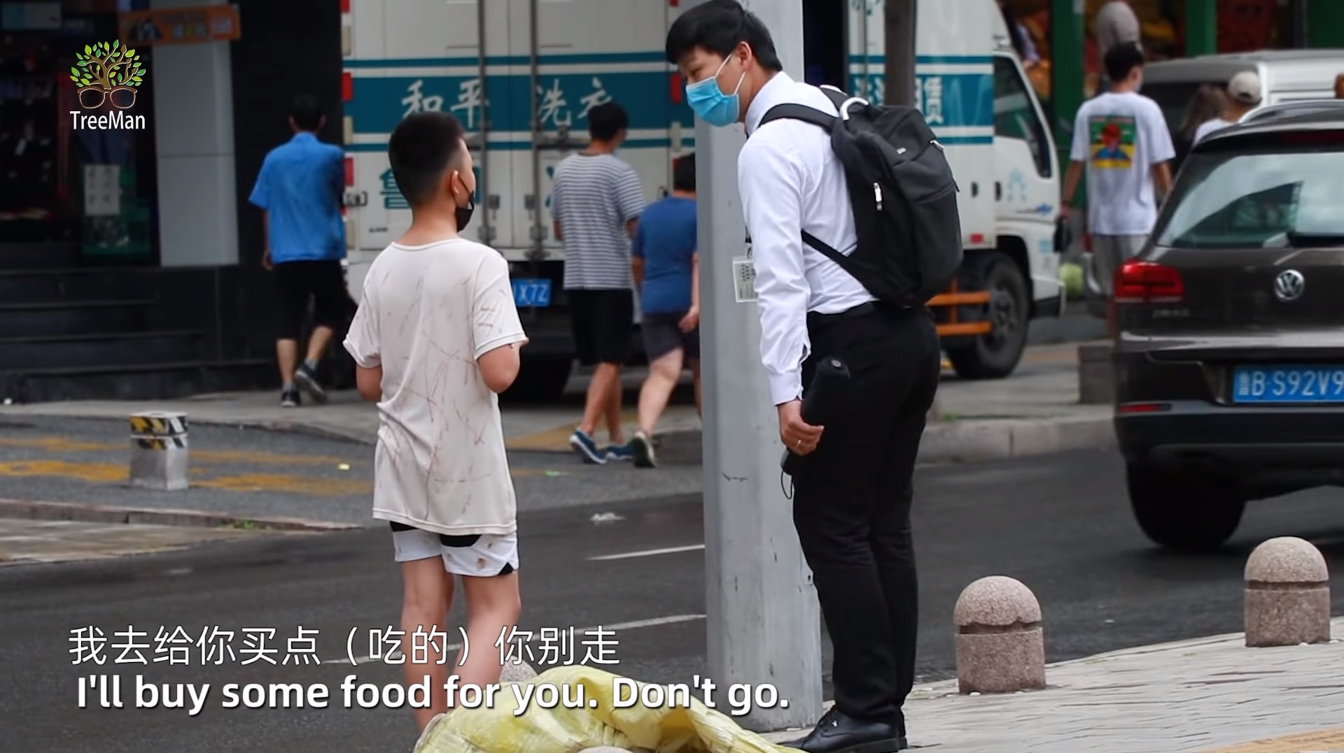 When a poor boy who collect garbage tries to eat fallen food, how do people react?